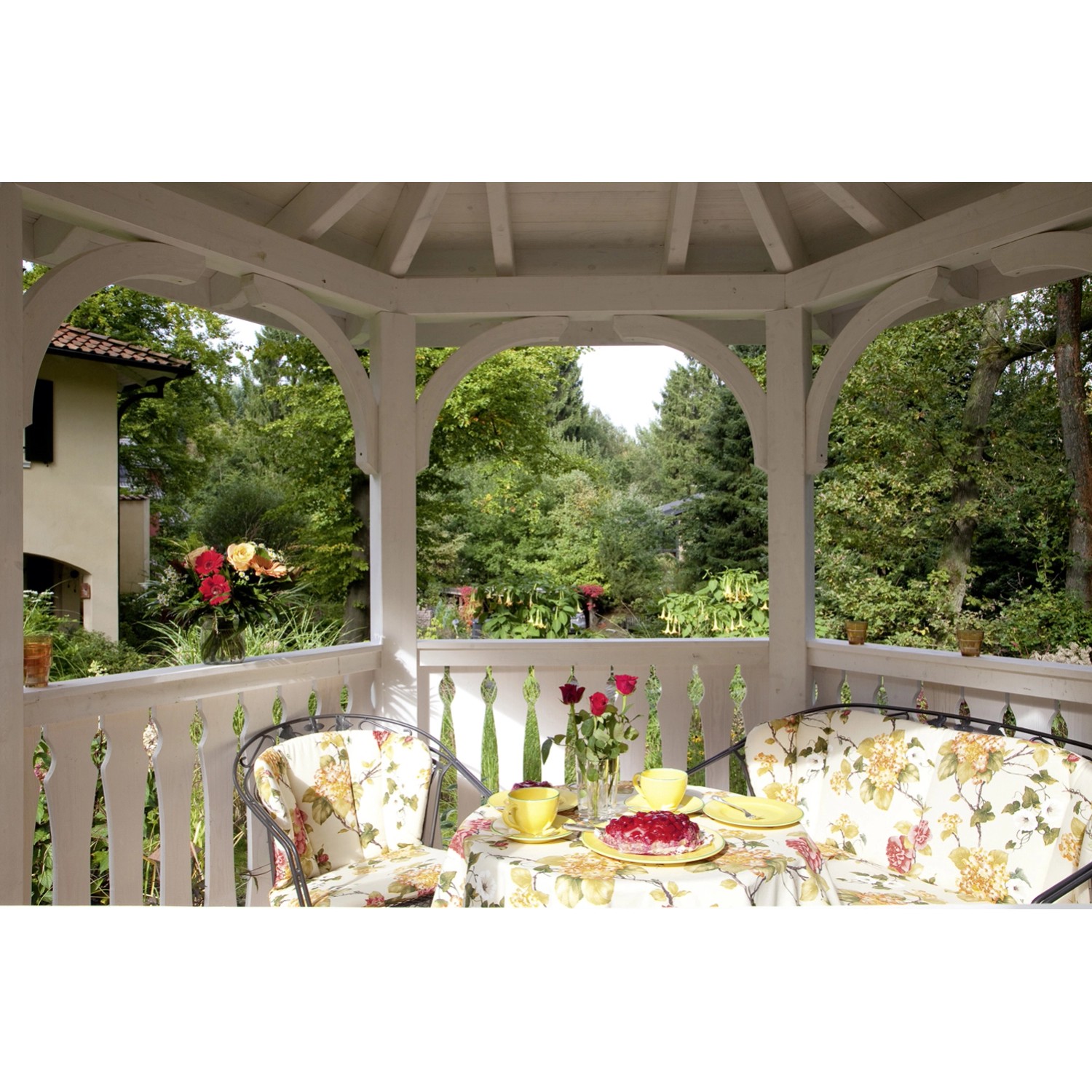 Skan Holz Pavillon Nancy, Nussbaum, mit Tisch und Stühlen im Garten.
