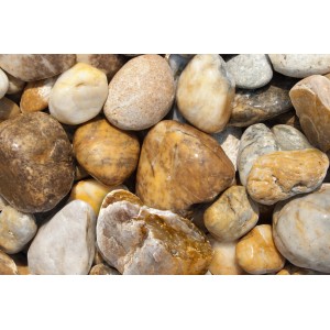 Nahaufnahme von bunten Flusskieseln (50-150mm) im Big-Bag, ideal für Garten- und Landschaftsbau.