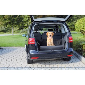 Schwarze Jollypaw Kofferraum-Schondecke (1,64x1,25m) mit Hund im Kofferraum eines Autos.