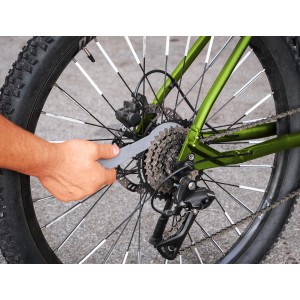 Fahrrad-Pflegeset: Detailaufnahme einer Ritzelreinigung mit Werkzeug am Hinterrad eines Fahrrads.