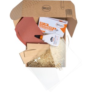 DIY Bilderrahmen Set von CREATE! by OBI: Eichenholz, Glas, Leim, Schleifpapier und Klammer in Kartonverpackung.