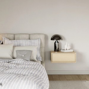 Wandhängender Nachttisch Framme in Eiche Optik mit Schublade, 50 cm, neben Bett im modernen Schlafzimmer.