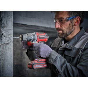 Einhell Akku-Schlagbohrschrauber TP-CD 18/70 beim Bohren in Betonwand.
