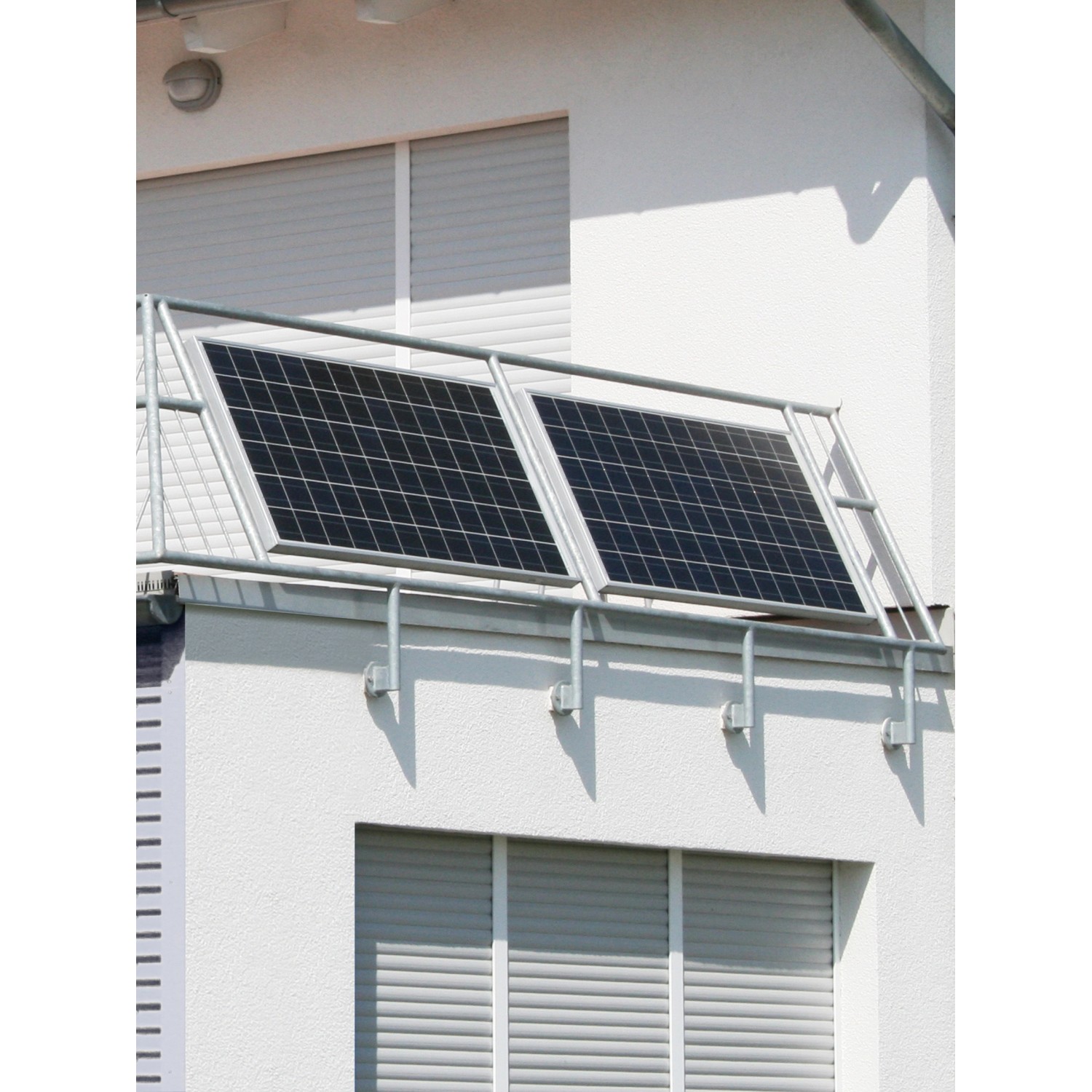 Absaar Solar Balkonkraftwerk-Set mit zwei 410 W Panels am Balkongeländer eines Hauses.