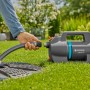 Gardena Gartenpumpe 4300 Silent im Einsatz: Schlauchanschluss für Gartenbewässerung.