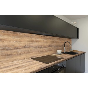 Kaindl Arbeitsplatte Arizona Pine in Küche mit Spüle und Kochfeld.