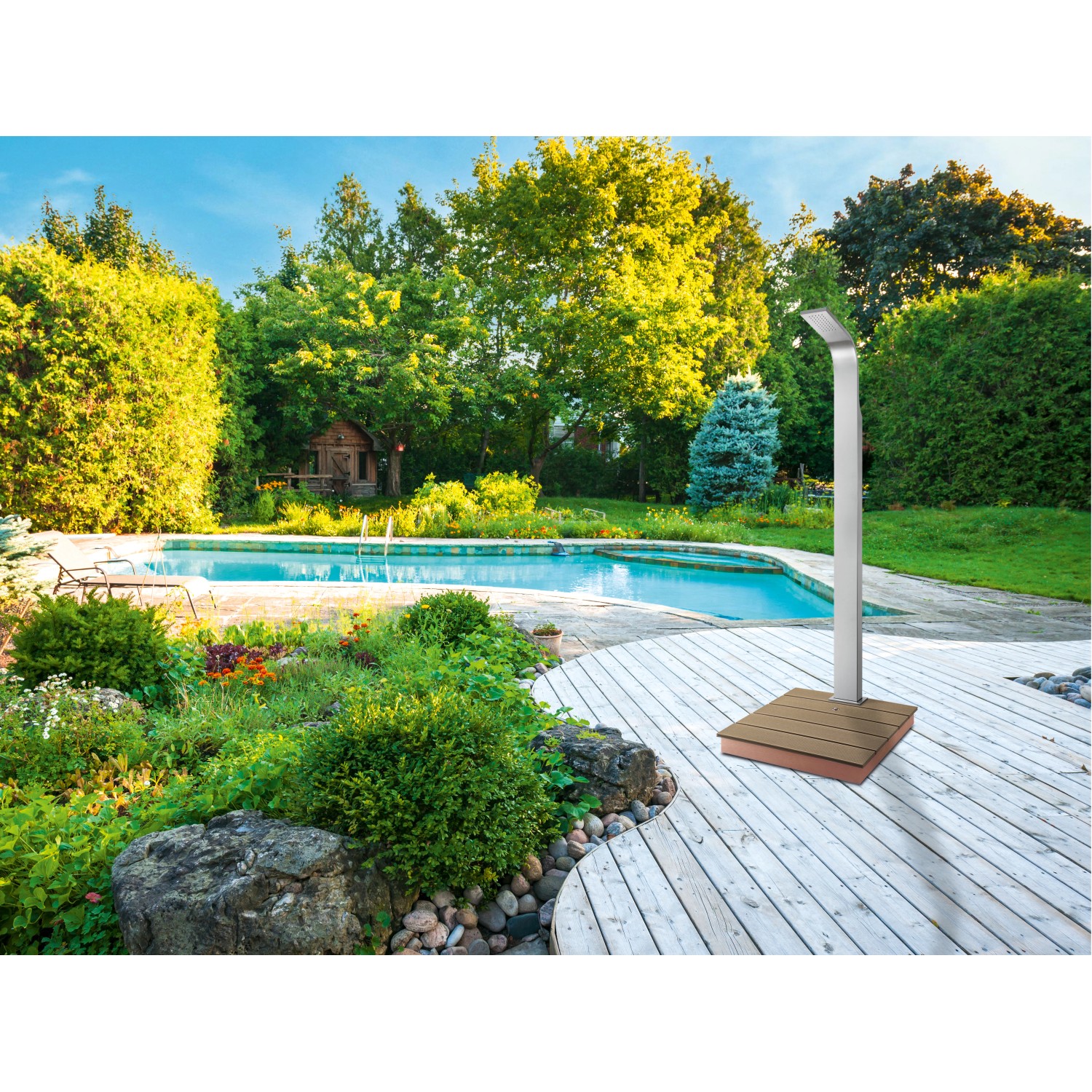 Edelstahl Außen-Duschpaneel (H 224cm) mit Kopfbrause im Garten.