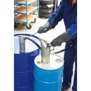 Schwarze LUX Neopren-Handschuhe Gr. 10 beim Arbeiten mit Ölpumpe und Fässern.
