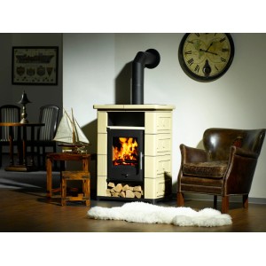 Beiger Kaminofen KF 108 Montafon mit Holzfach und brennendem Feuer.