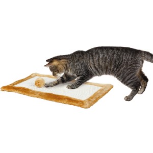 Katze spielt mit Trixie Kratzmatte (55x35cm) in Natur/Braun mit Plüschrand und Spielzeugball.