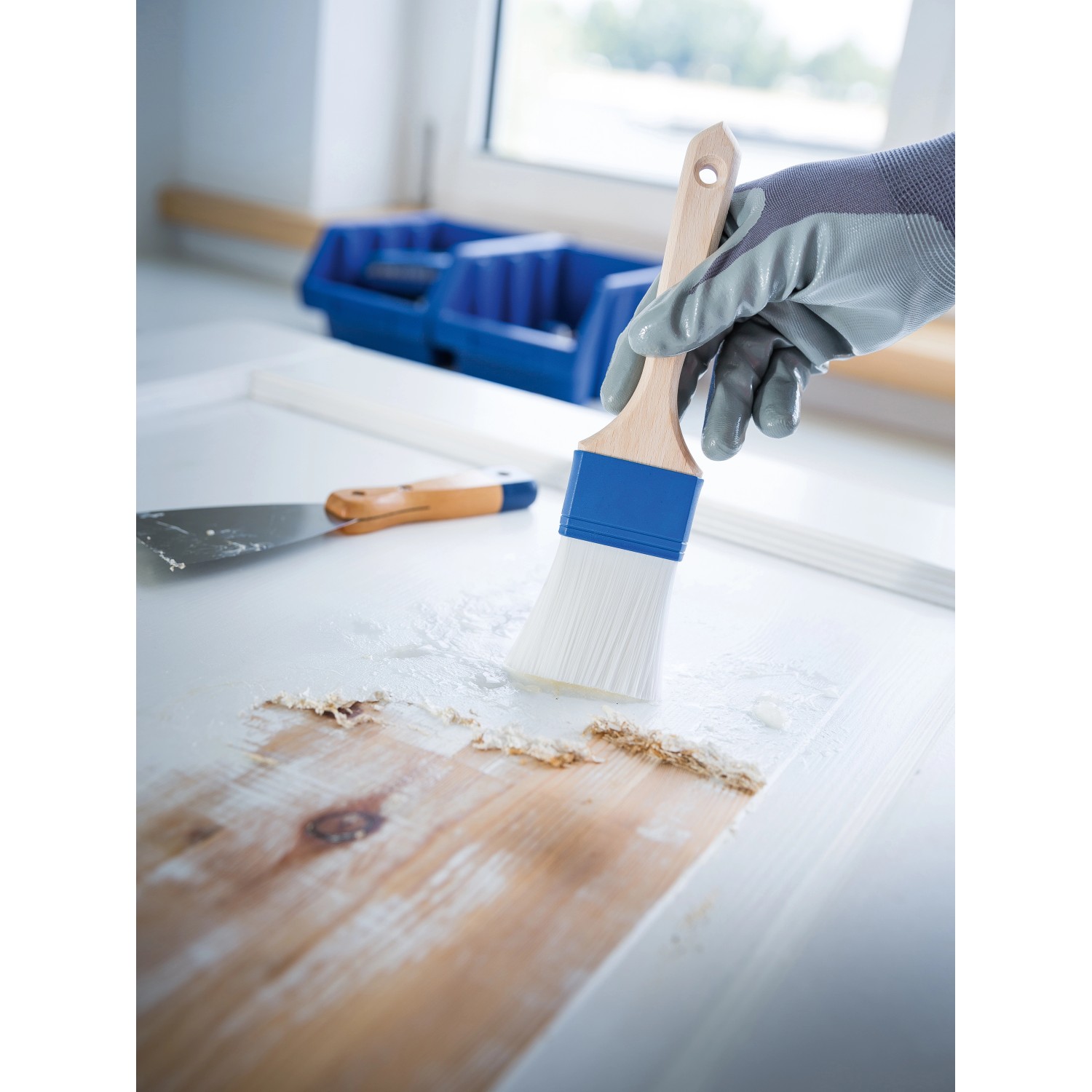 LUX Abbeizpinsel 50mm im Einsatz beim Ablösen alter Farbe von Holz.