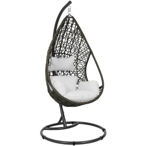 Schwarzer greemotion Hängesessel Kuba aus Rattan und Stahl mit weißen Kissen.