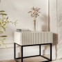 Selsey Veldio Nachttisch, greige Rillenfront, schwarzes Metallgestell, 50 cm breit. Modernes Schlafzimmermöbel mit Schublade.