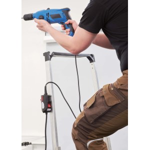 Verlängerungskabel mit Magnet und Clip im Einsatz mit Bohrmaschine auf Leiter.