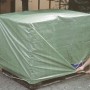 Grüne LUX Gewebeplane 2x3m zum Abdecken von Gegenständen auf einer Palette, befestigt mit einer Schnur.