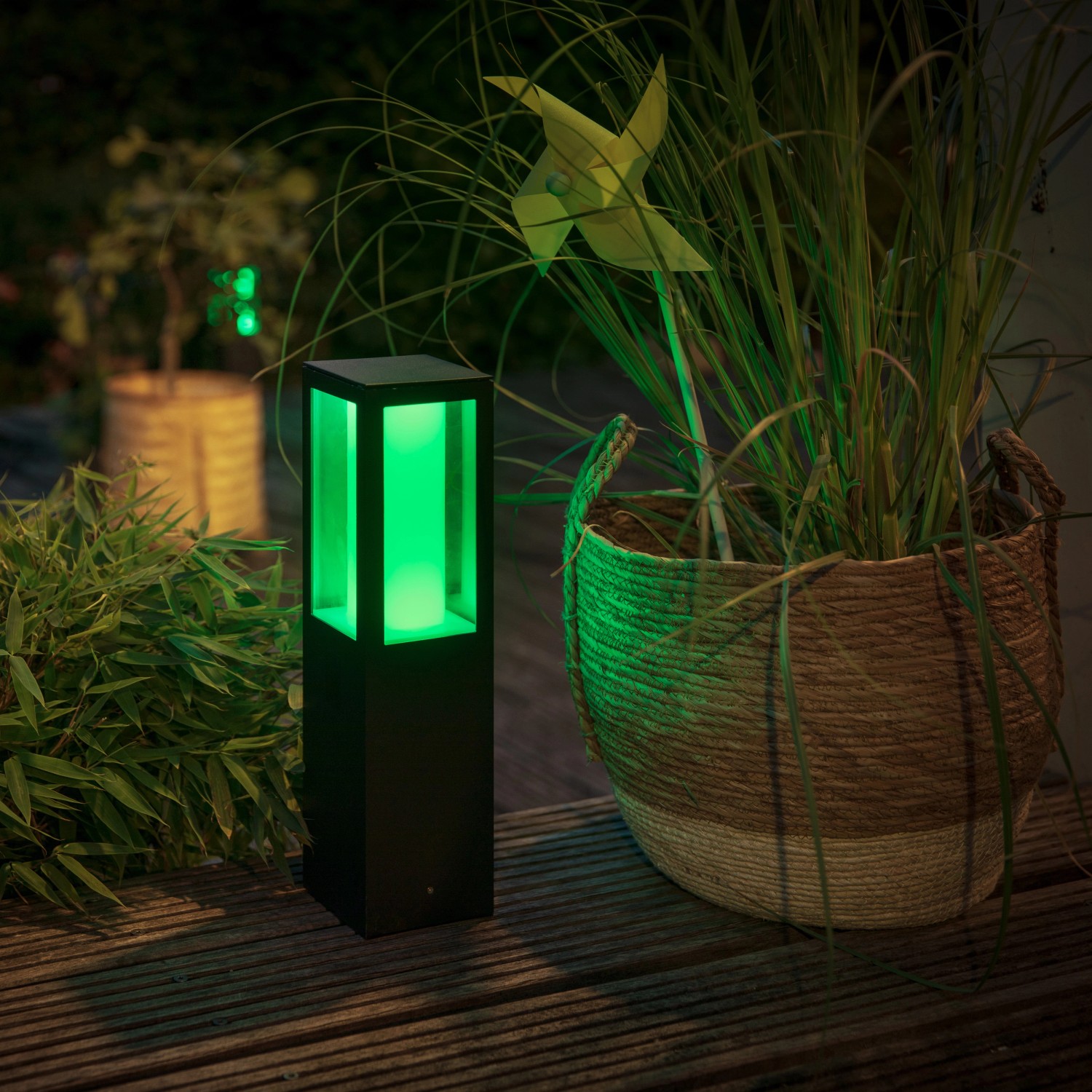 Philips Hue Impress Sockelleuchte, smarte LED Außenleuchte mit Farbwechsel, Aluminiumgehäuse, grüne Beleuchtung.