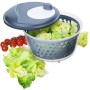 Rotho Salatschleuder Fresh in Horizontblau mit Salat und Tomaten.