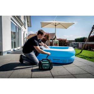 Mann pumpt Pool mit Metabo Akku-Kompressor AK 18 Multi auf.