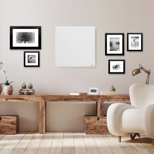 Weiße Vasner Funk-Infrarotheizung Citara M RX (700 W) an Wand im Wohnraum.