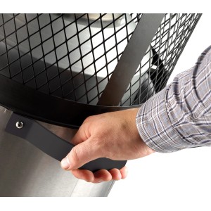 Detailaufnahme: Hand öffnet Enders Polo 2.0 Terrassenheizer aus Edelstahl. Kompakter Gas-Heizstrahler.