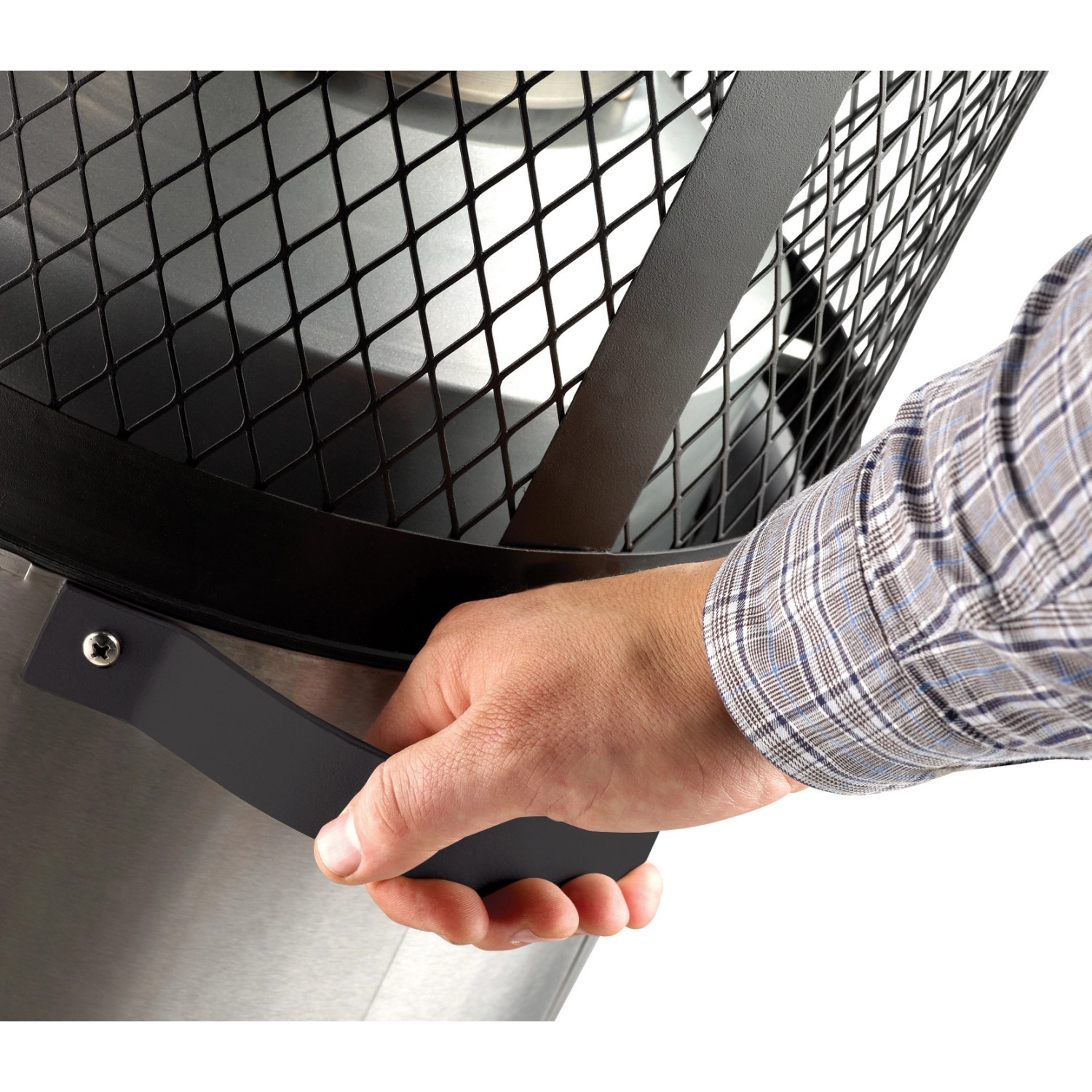 Detailaufnahme: Hand öffnet Enders Polo 2.0 Terrassenheizer aus Edelstahl. Kompakter Gas-Heizstrahler.