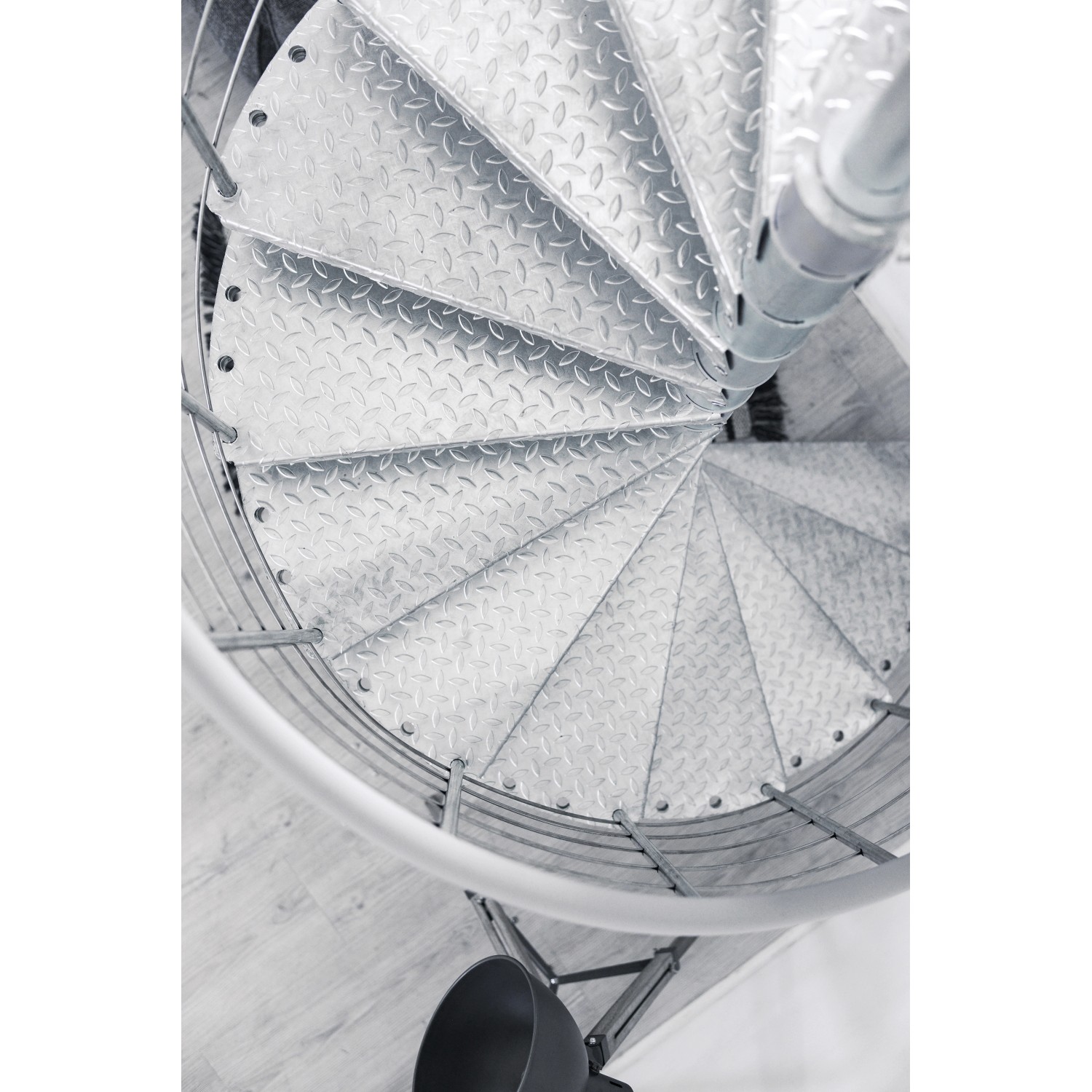 Blick von oben auf eine verzinkte Minka Außentreppe Spino Smart mit Edelstahlgeländer.