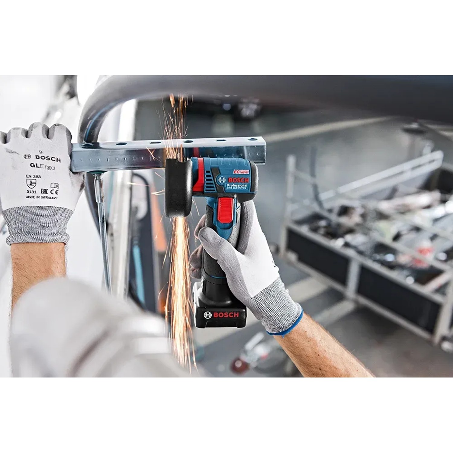 Bosch Akku-Winkelschleifer GWS 12V-76 im Einsatz beim Trennen von Metall.