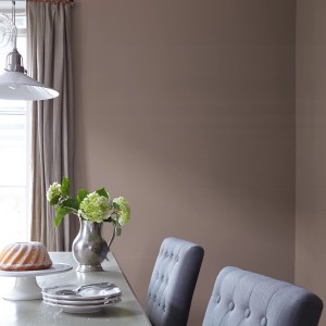 Esszimmer mit Wandfarbe Alpina Feine Farben Dichter der Erde® Braun, Tischdeko und Kuchen.