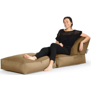 Sitting Point Sessel Outside Braun (300 l) mit Frau. Bequemer Outdoor Sitzsack mit Fußteil.