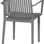 Grauer Siena Garden Lane Stapelsessel, Gartenstuhl mit Armlehnen und Lattenmuster im Rücken.