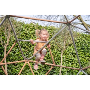 Kind klettert auf Exit Kletterkuppel Metal Climbing Dome (Ø 300 cm) im Garten.