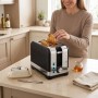 HOMCOM Toaster in Schwarz-Silber auf Küchentheke, Frau nimmt goldbraunen Toast heraus. 2-Scheiben-Toaster, Haushaltsgerät.
