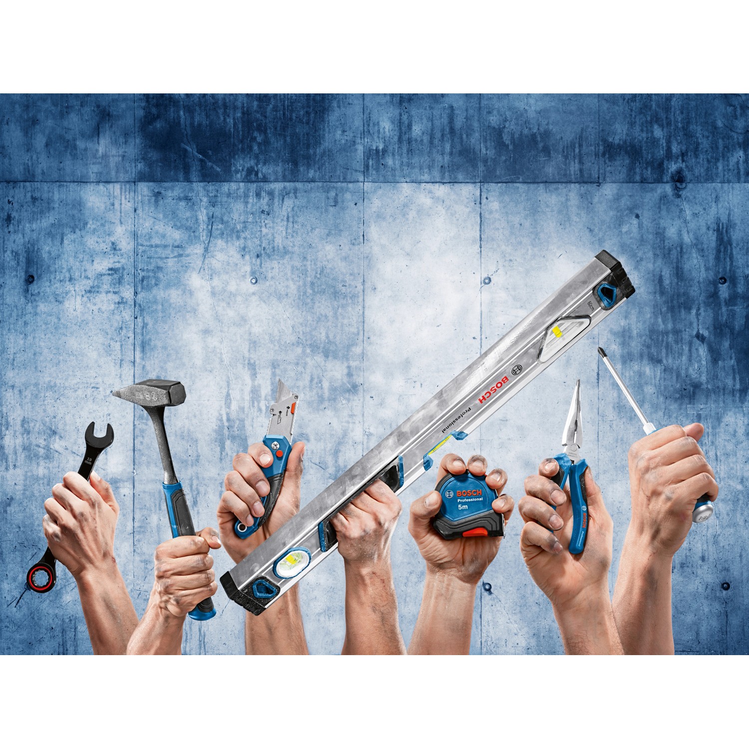 Bosch Professional Werkzeug-Set mit Schraubendreher, Hammer, Wasserwaage, Cuttermesser, Zange, Schraubenschlüssel und Bandmaß.