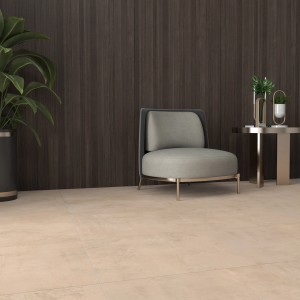 Verlegte, matte Bodenfliese Denver in Taupe, 30x60 cm, Feinsteinzeug mit Stuhl und Dekoration.