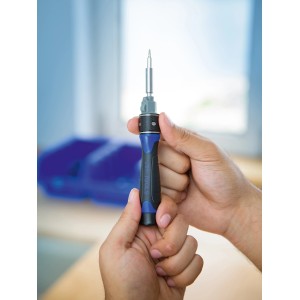 LUX Schraubendreher-Set, 31-teilig, mit Bitaufnahme in Händen gehalten.