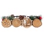 Adventsgesteck aus Holz mit Stern, Kugeln und Kerzenhaltern als Weihnachtsdekoration.