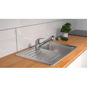 Chrom Küchenarmatur Albatros mit Geschirrbrause an Spüle montiert.