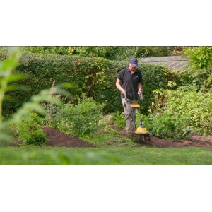 Mann benutzt Texas Elektro-Motorhacke El-Tex 1000 im Garten.