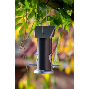 Schwarz-silberner Dobar Metall-Futterspender zum Aufhängen im Garten.