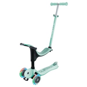 Mintfarbenes Globber Go-Up 3in1 Kinderfahrzeug als Scooter mit Sitz, 3 Rädern und bunten LED-Leuchtrollen.