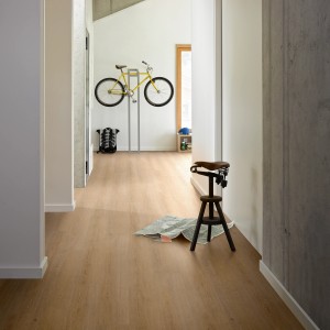 Heller Raum mit Parador Vinylboden Classic 2030 Eiche Studioline Natur Landhausdiele.