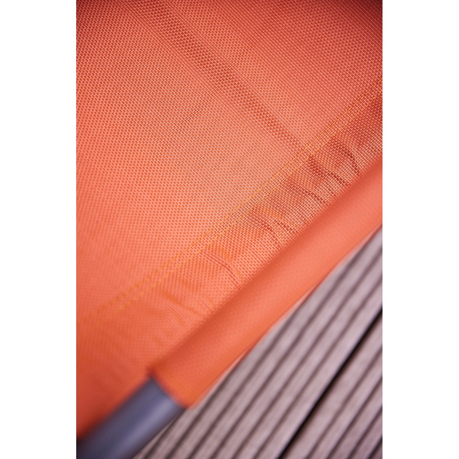 Detailaufnahme: Rote Siena Garden Schaukelliege Aliano mit Ranotex-Gewebe.