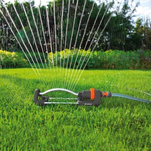 Gardena Rasensprenger Aqua S 220: Viereckregner bewässert Rasenfläche präzise und gleichmäßig.