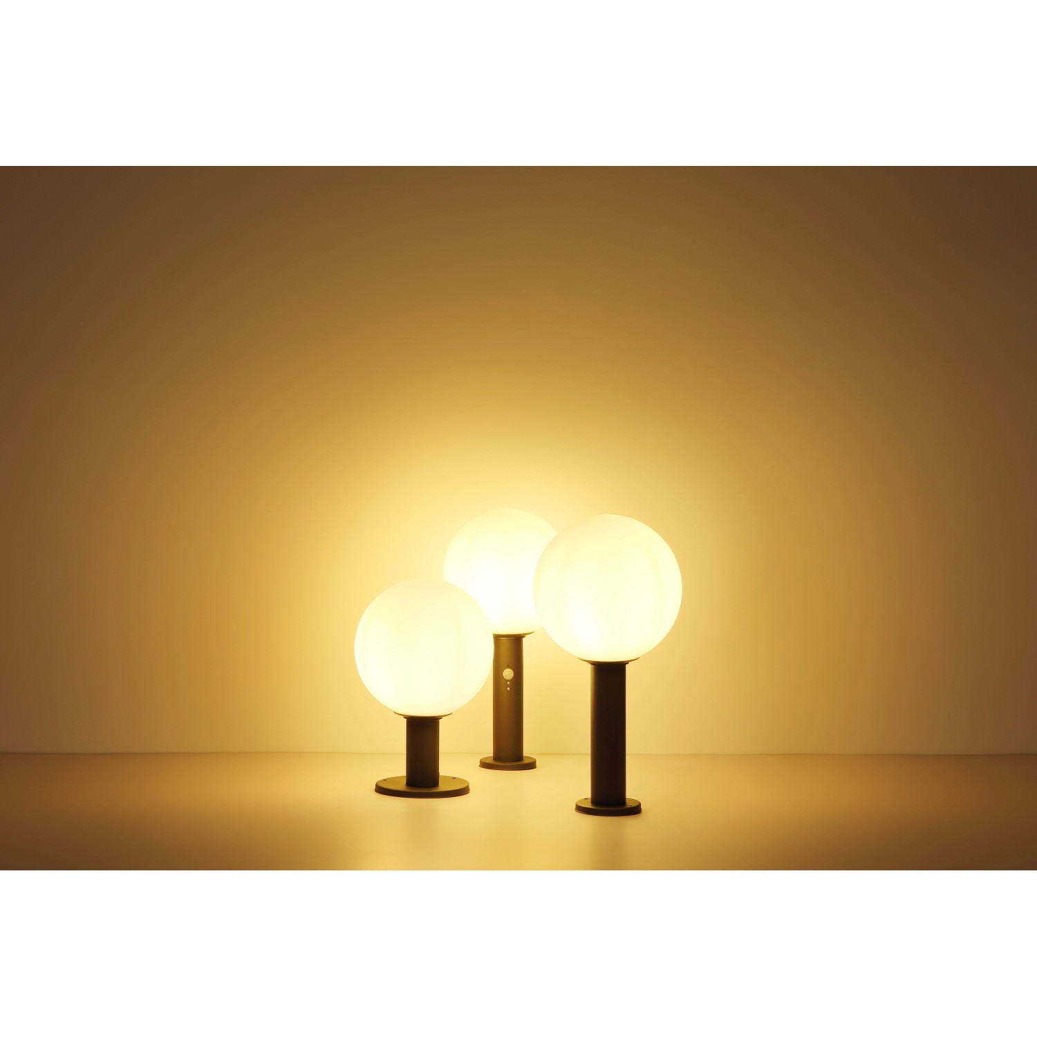 Globo Außenleuchte Ossy, anthrazitfarben mit weißem Opalglas, für stimmungsvolle Außenbeleuchtung.