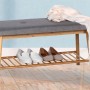 Wenko Schuhbank Bahari Bambus mit grauer Sitzfläche und Schuhen im Regal.