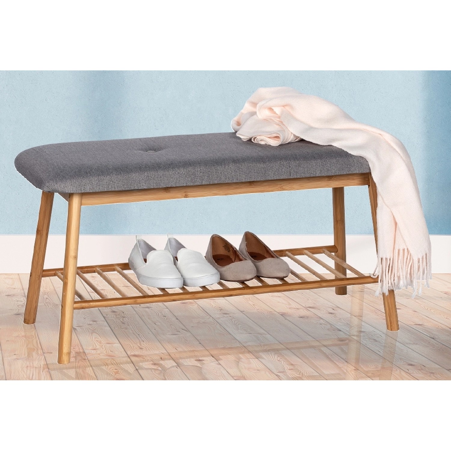 Wenko Schuhbank Bahari Bambus mit grauer Sitzfläche und Schuhen im Regal.