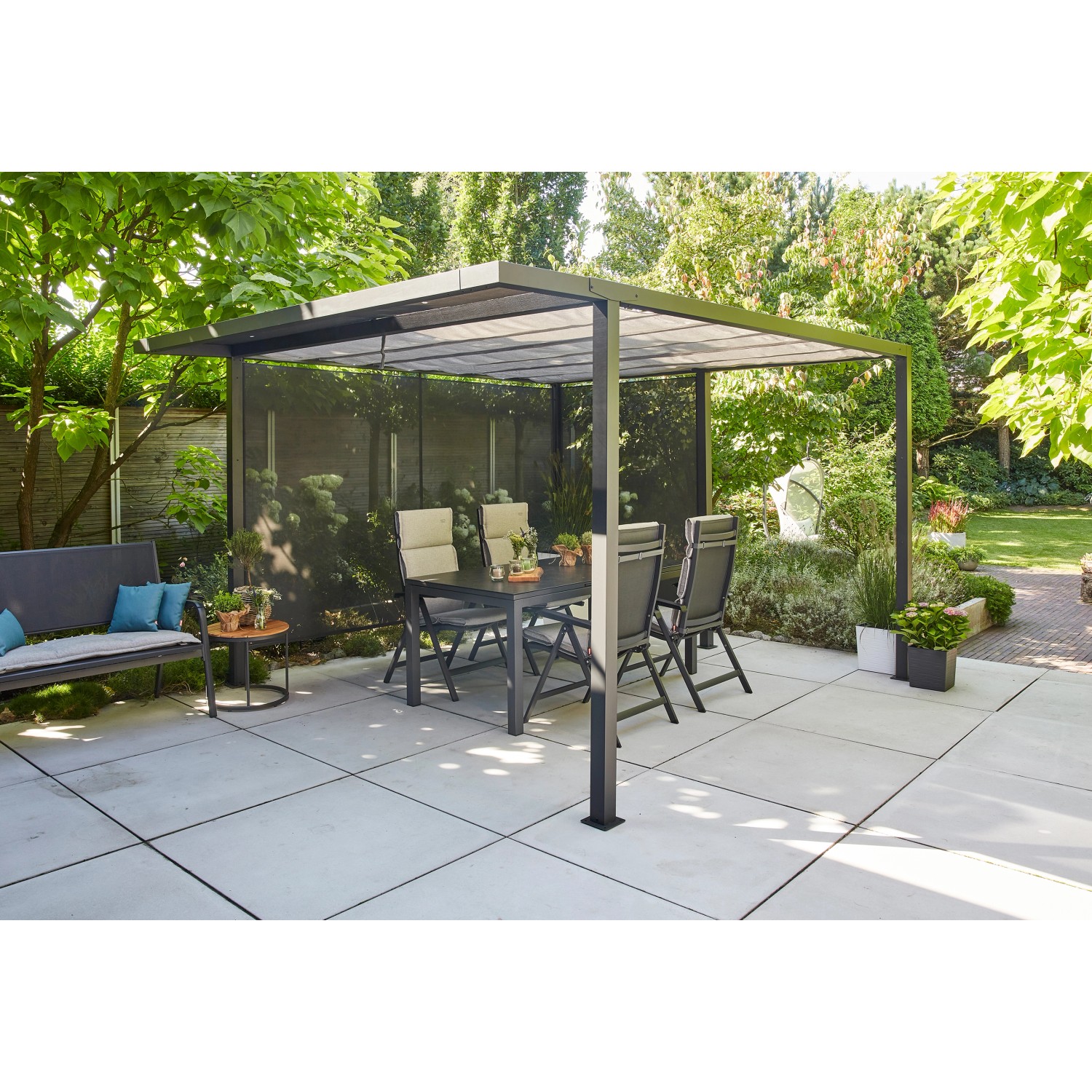 Siena Garden Pergola Schattenmanufaktur, anthrazitfarben mit Tisch und Stühlen.