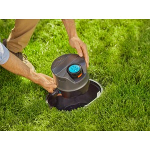 Gardena Pipeline AquaPrecise Bewässerungsset: Installation des solarbetriebenen Regners im Garten.