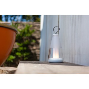 Dimmbare LED-Außentischleuchte Pepper mit RGB und Weißtönen auf einem Tisch.