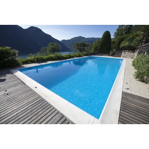 Eingebauter Styropor Pool mit blauem Wasser und Holzterrasse vor Bergkulisse.